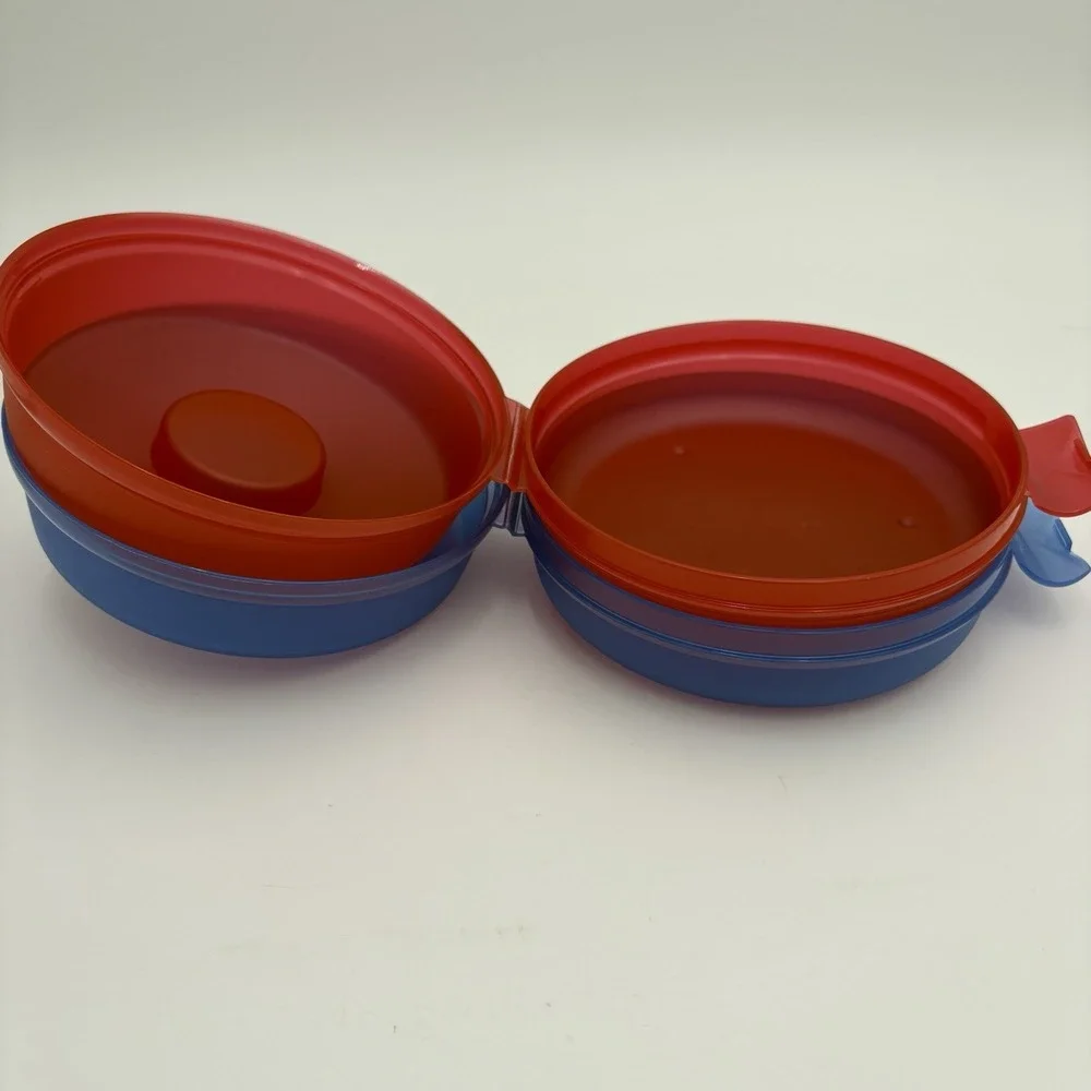 Set Of 2 Tupperware Round Red Blue Bagel Salad Sandwich‎ Keeper  4440A